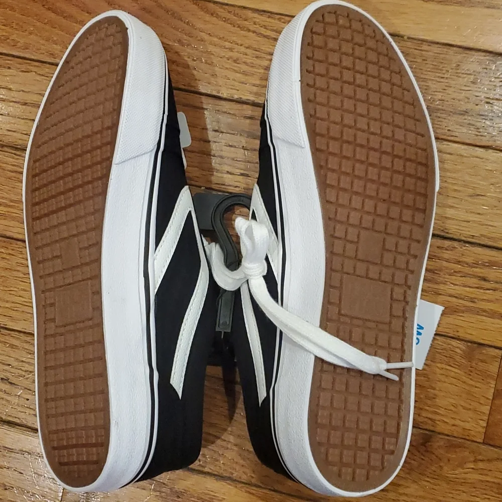 Wide width memory foam sneaker size 8W - Picture 3 of 4